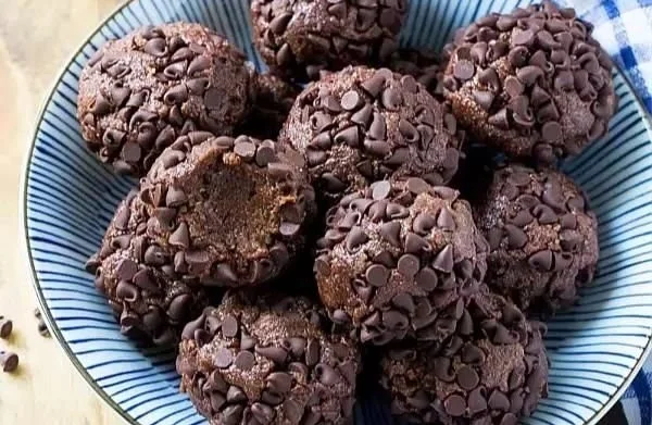 NO-BAKE BROWNIE PROTEIN BITES
