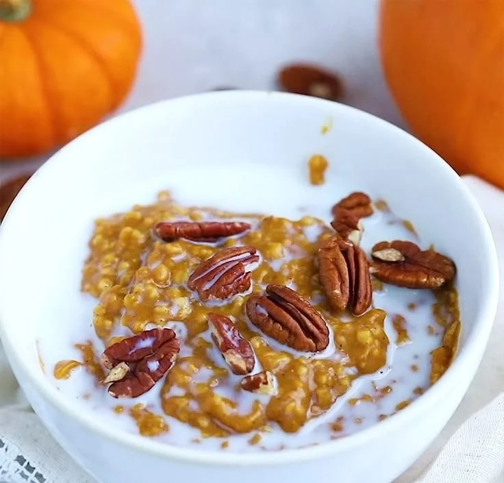 Slow cooker pumpkin pie oatmeal topped with spices and pumpkin seeds